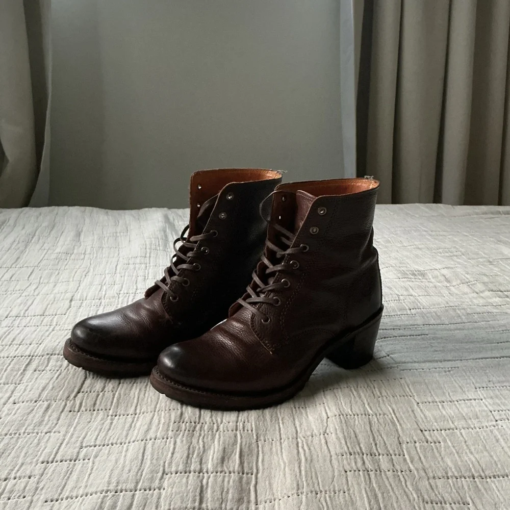 FRYE AND CO Brown Lace Up Boots Classic Design - Picture 1 of 5